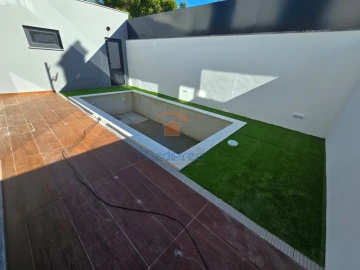 Moradia T4 para Venda em Pontinha e Famões