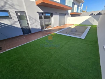 Moradia T4 para Venda em Pontinha e Famões