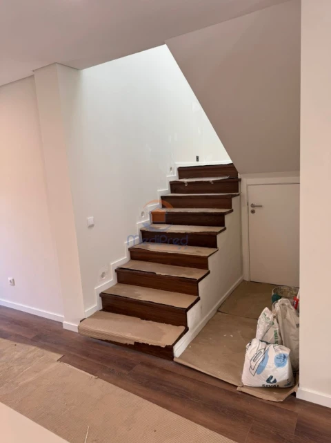 Moradia T4 para Venda em Pontinha e Famões