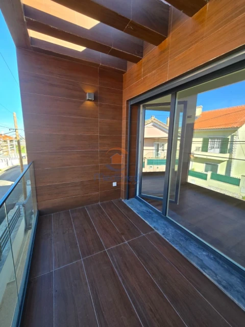 Moradia T4 para Venda em Pontinha e Famões