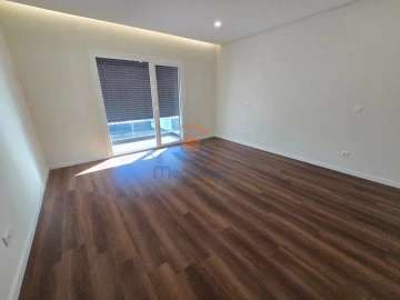 Moradia T4 para Venda em Pontinha e Famões