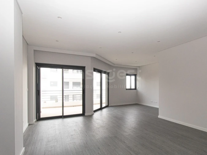 Apartamento T3 para Venda em Quelfes Foto 11