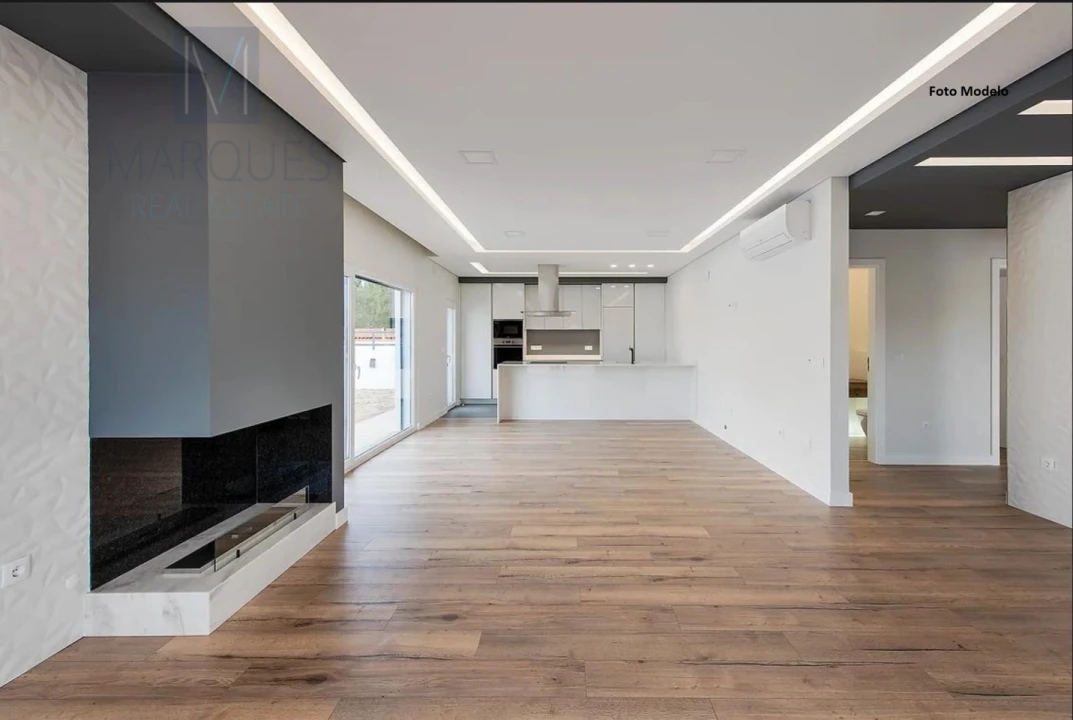 Moradia T4 para Venda em Fernao Ferro Foto 1