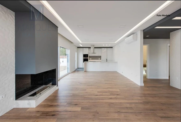 Moradia T4 para Venda em Fernao Ferro Foto 1