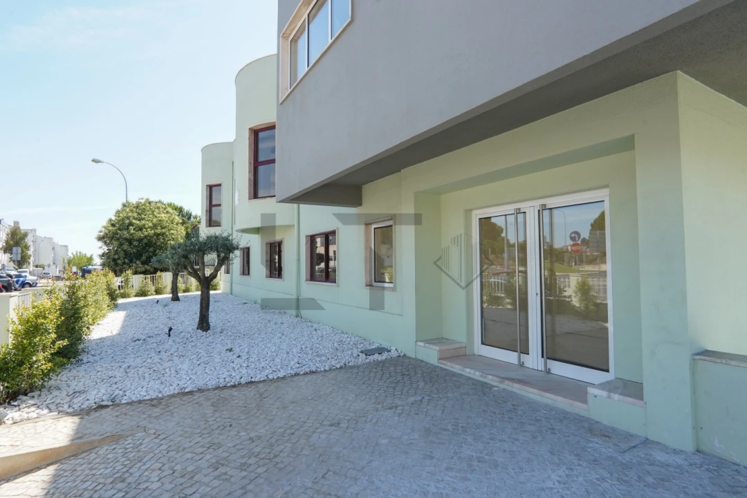 Prédio para Arrendamento em Alfragide Foto 3