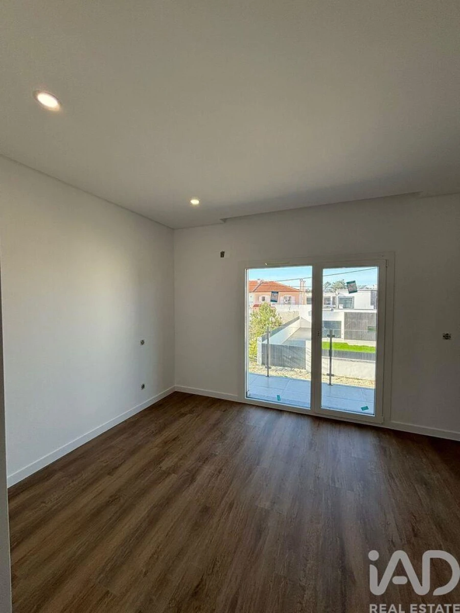 Moradia T4 para Venda em Amora Foto 6