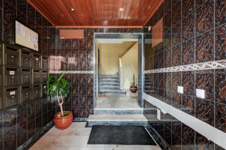 Apartamento T2 para Venda em Algueirão-Mem Martins Foto 2