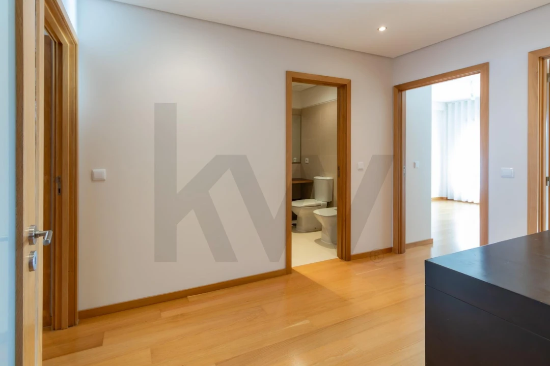 Apartamento T3 para Arrendamento em Pedrouços Foto 17