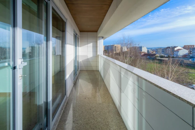 Apartamento T3 para Arrendamento em Pedrouços Foto 13