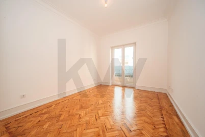 Apartamento T3 para Arrendamento em Campolide