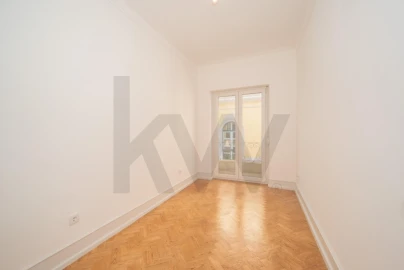 Apartamento T3 para Arrendamento em Campolide