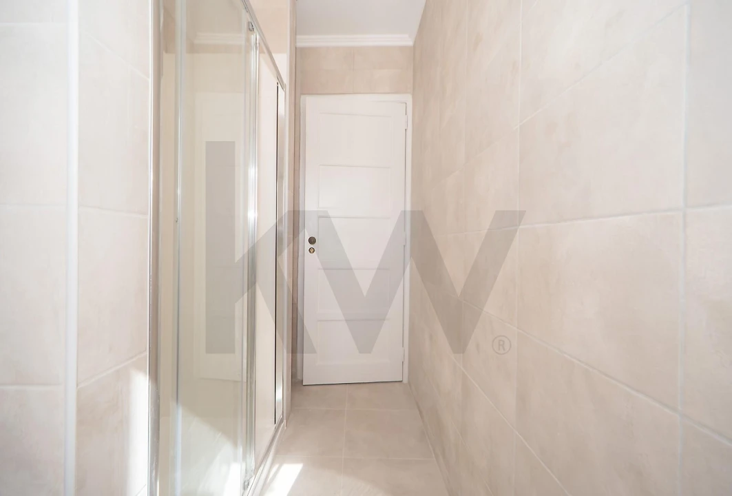 Apartamento T3 para Arrendamento em Campolide Foto 23