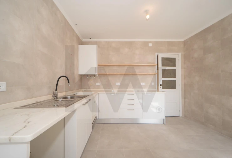 Apartamento T3 para Arrendamento em Campolide Foto 27