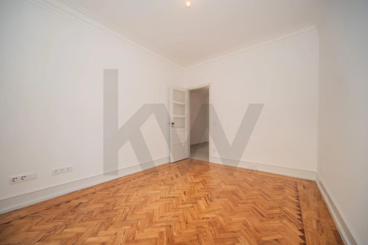 Apartamento T3 para Arrendamento em Campolide Foto 8