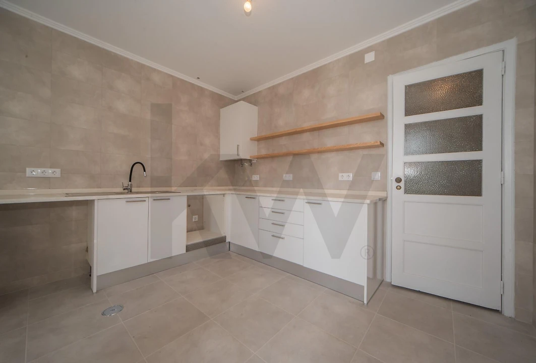 Apartamento T3 para Arrendamento em Campolide Foto 26