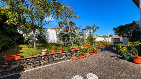 Moradia T6 para Venda em Caniço