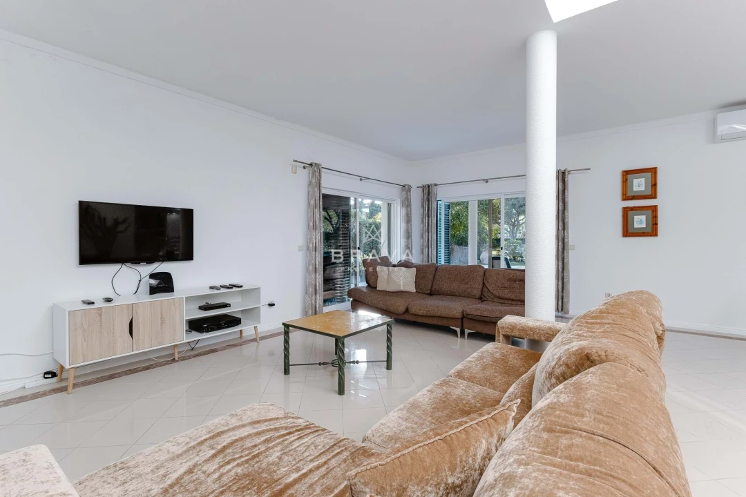 Moradia T5 para Venda em Quarteira Foto 11