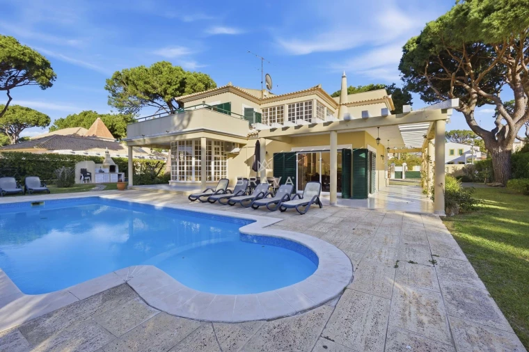 Moradia T5 para Venda em Quarteira Foto 1