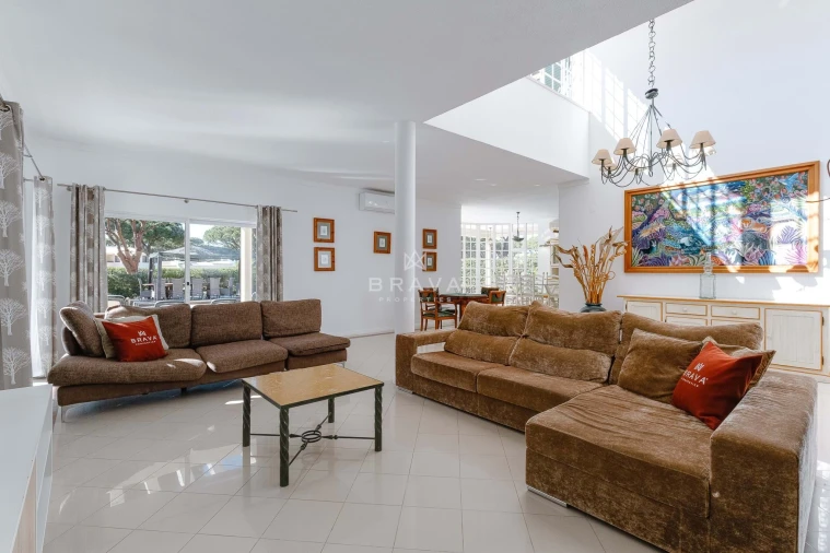 Moradia T5 para Venda em Quarteira Foto 8