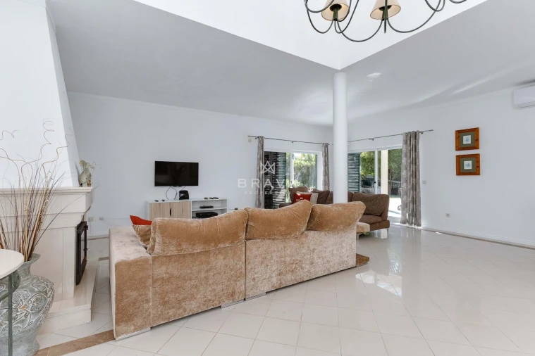 Moradia T5 para Venda em Quarteira Foto 5