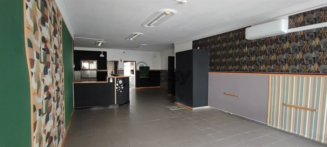 Loja para Arrendamento em Atalaia e Alto Estanqueiro-Jardia