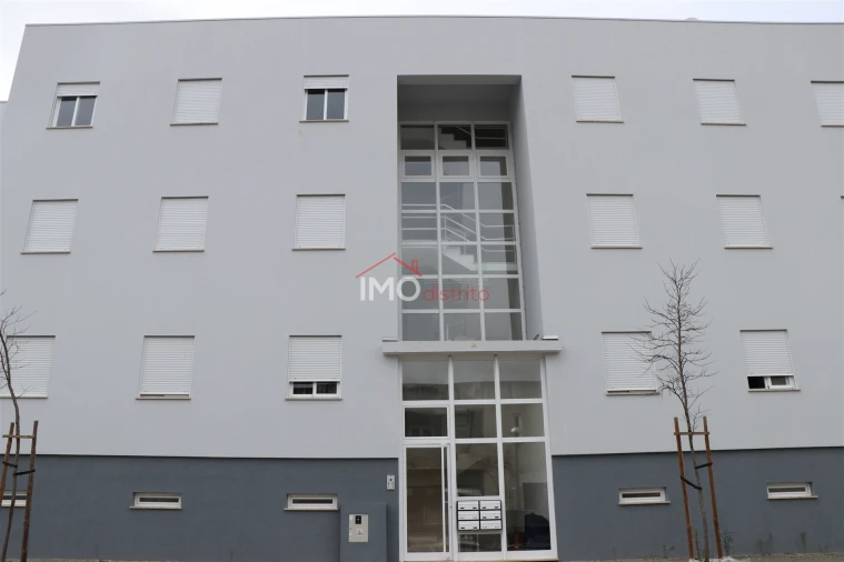 Apartamento T3 para Arrendamento em Sé e São Lourenço Foto 1