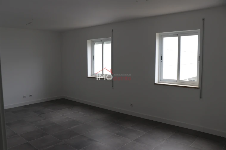 Apartamento T3 para Arrendamento em Sé e São Lourenço Foto 17