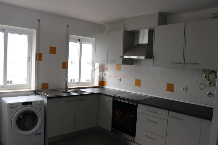 Apartamento T3 para Arrendamento em Sé e São Lourenço Foto 7