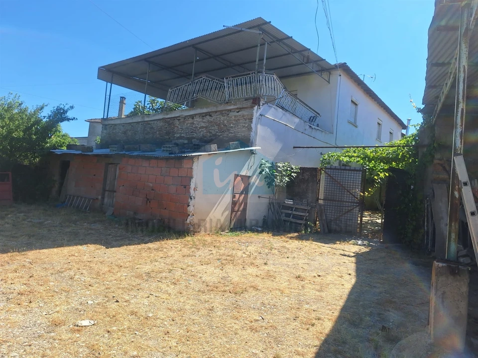 Moradia T3 para Venda em Suçães Foto 13