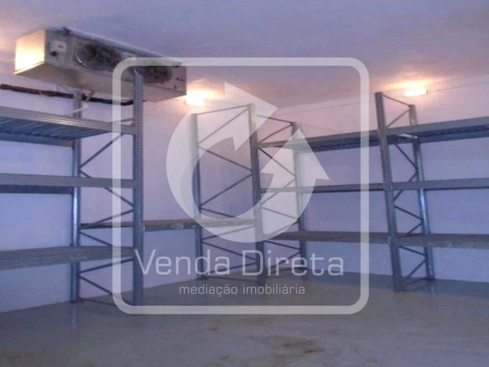 Armazém para Venda em Praia da Vitoria (Santa Cruz) Foto 7