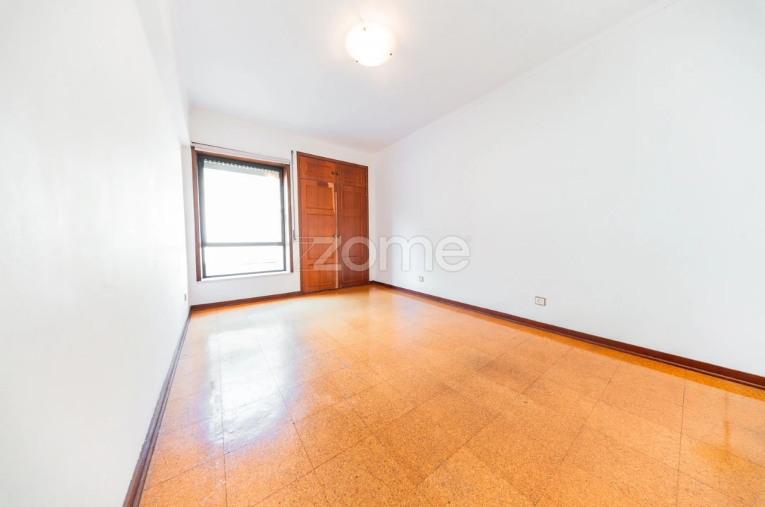 Apartamento T3 para Venda em Santo Antonio dos Olivais Foto 11