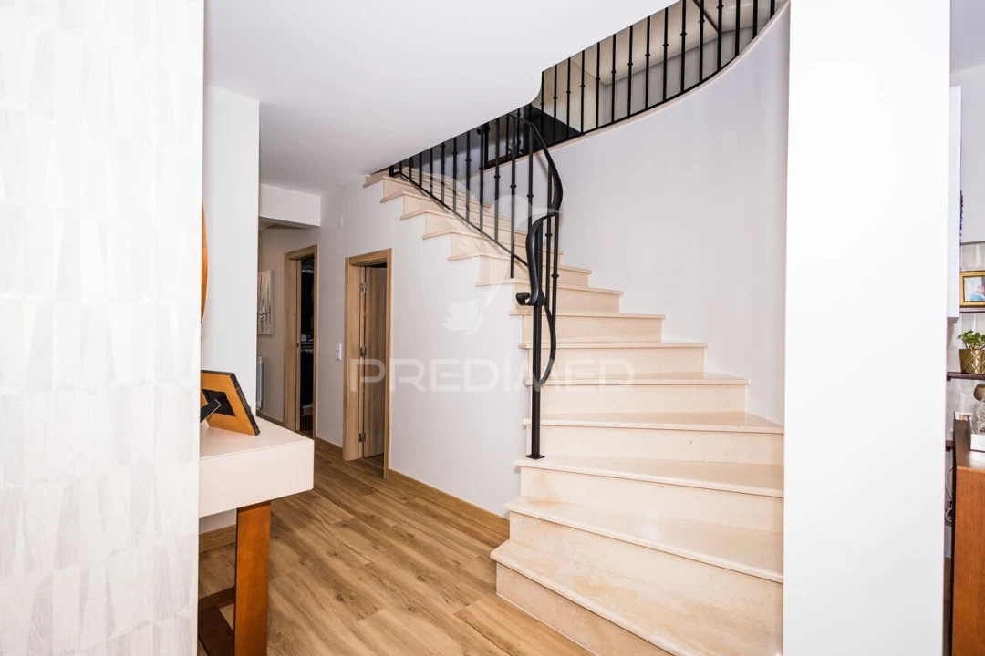 Moradia T5 para Venda em Salir de Matos Foto 22