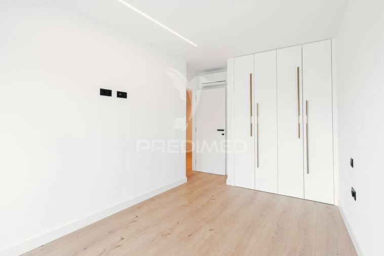 Moradia T3 para Venda em Quelfes Foto 19