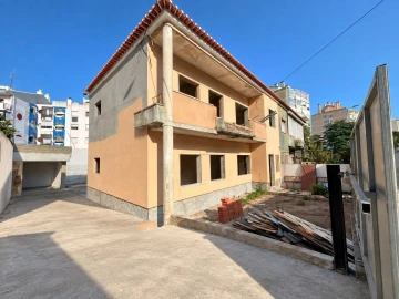 Moradia T6 para Venda em Águas Livres