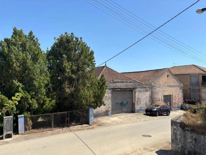 Armazém para Venda em Carvoeira e Carmões