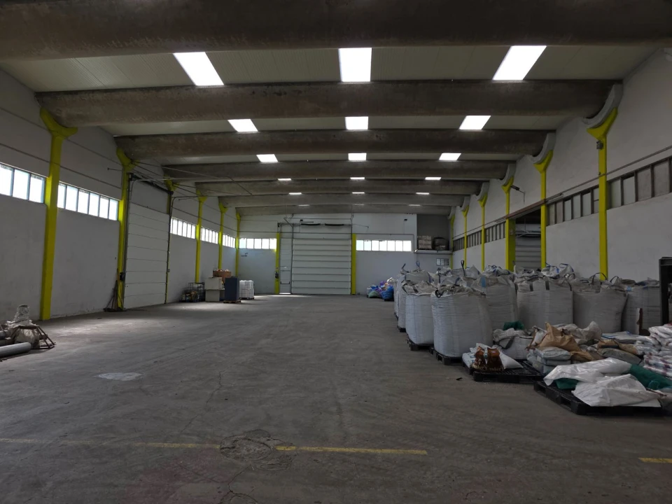 Armazém para Venda em Serzedo e Perosinho Foto 3