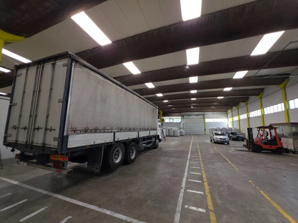 Armazém para Venda em Serzedo e Perosinho Foto 6