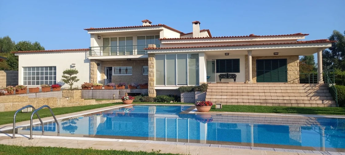 Moradia T6 para Venda em Figueiras e Covas Foto 1