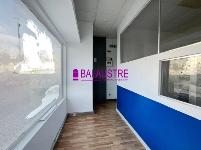 Loja para Venda em Carcavelos e Parede Foto 2