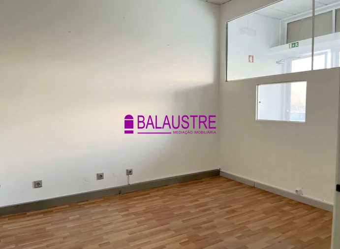 Loja para Venda em Carcavelos e Parede Foto 9