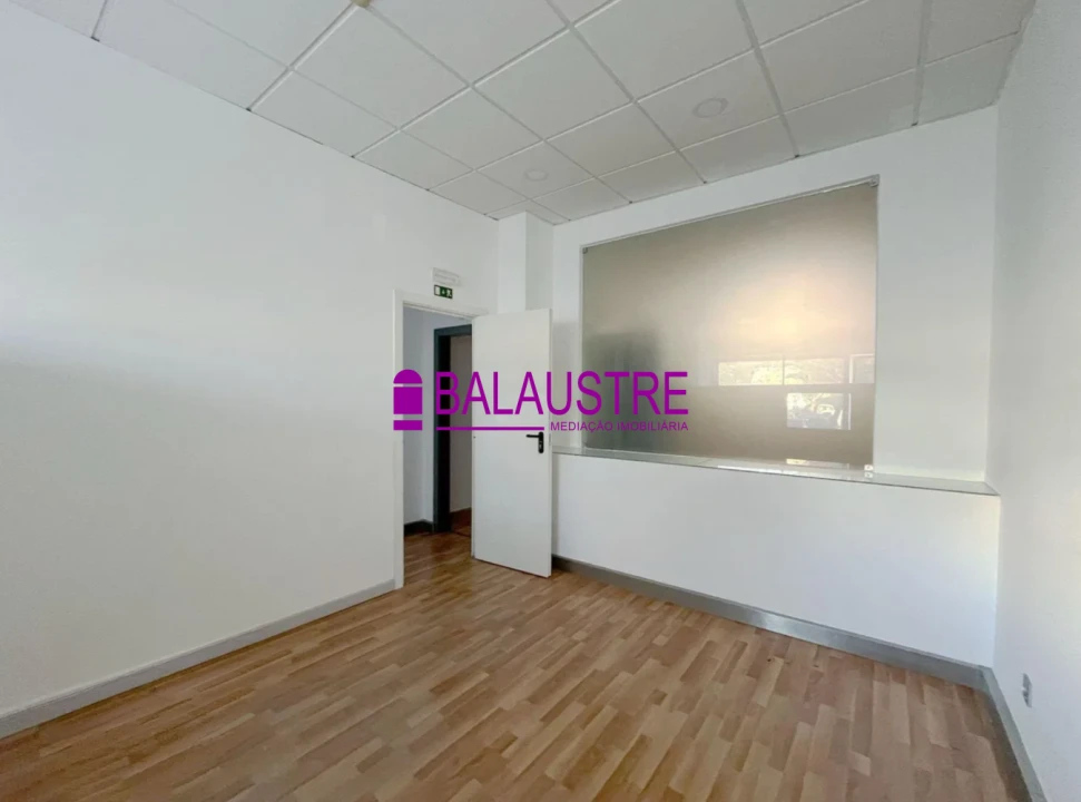 Loja para Venda em Carcavelos e Parede Foto 1