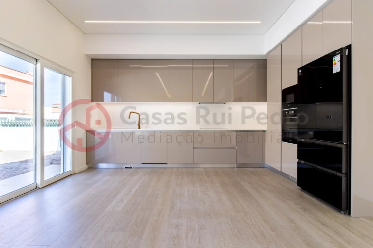 Moradia T2 para Venda em Fernao Ferro Foto 1