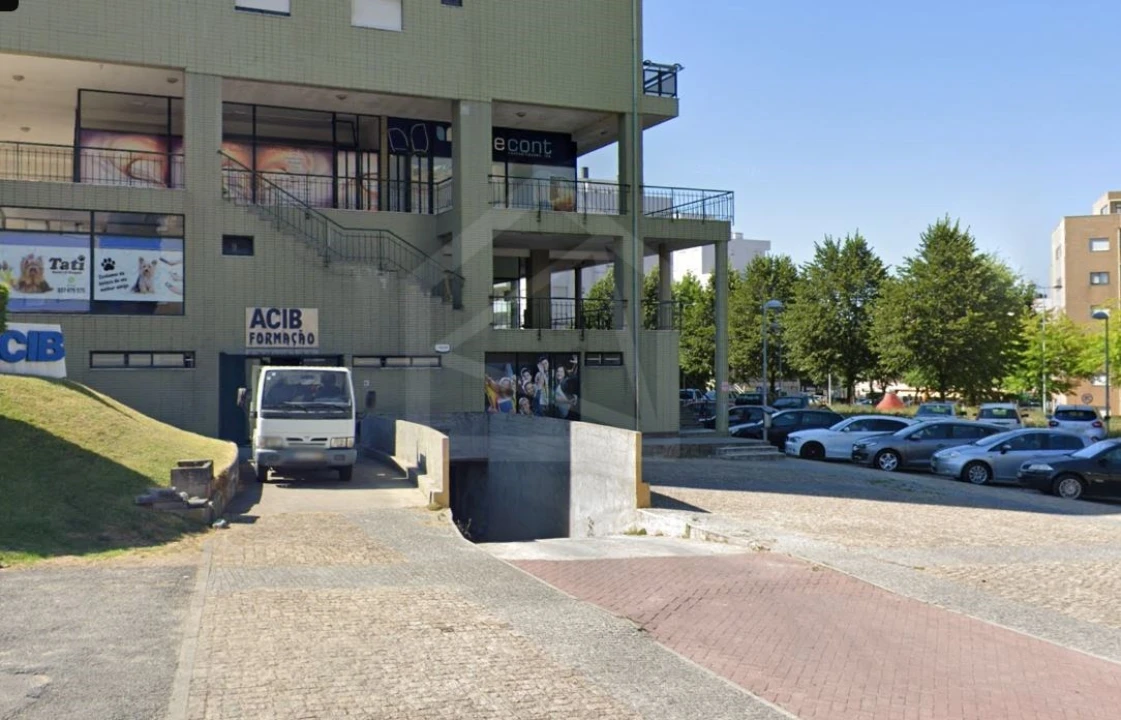 Garagem para Venda em Arcozelo Foto 1