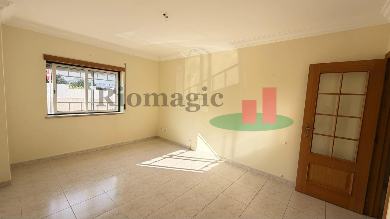 Apartamento T2 para Venda em Bombarral e Vale Covo Foto 8