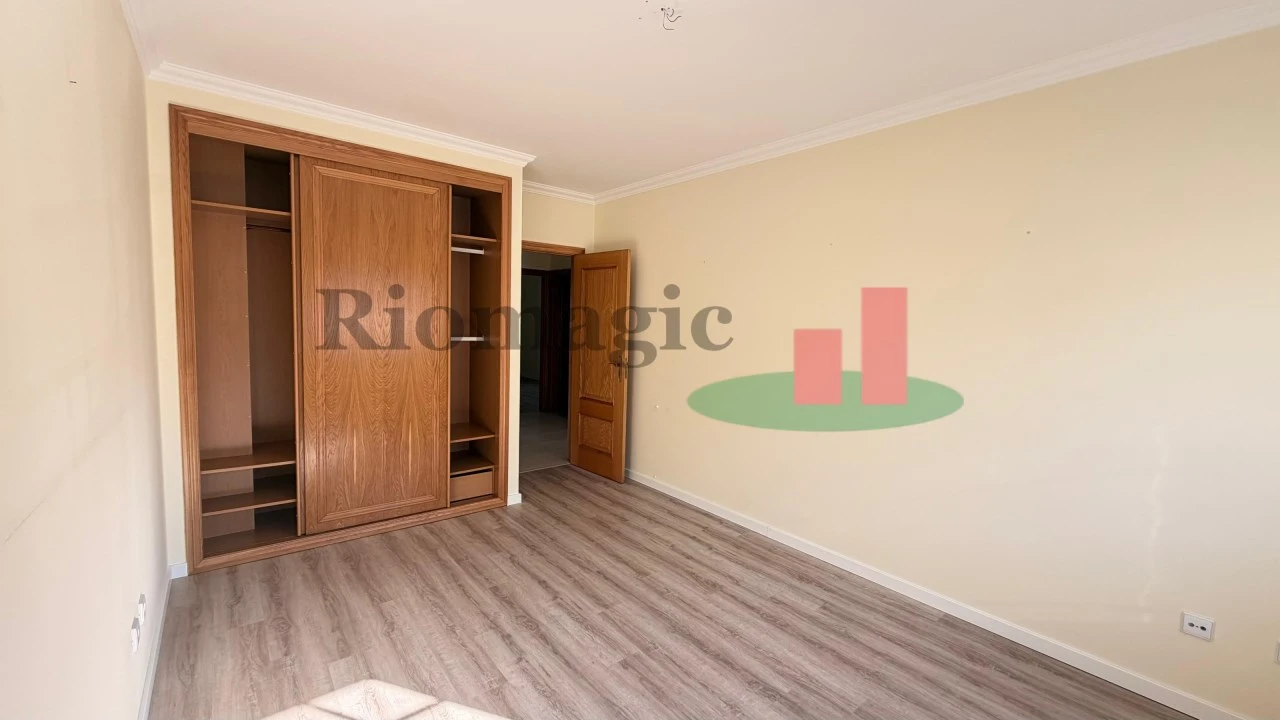 Apartamento T2 para Venda em Bombarral e Vale Covo Foto 12