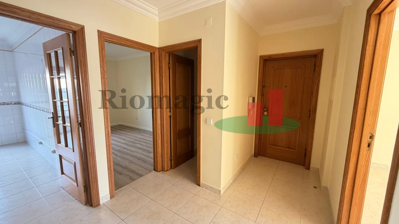 Apartamento T2 para Venda em Bombarral e Vale Covo Foto 18