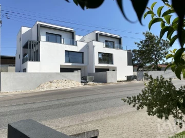Moradia T4 para Venda em Santa Catarina da Serra e Chainça