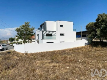 Moradia T4 para Venda em Santa Catarina da Serra e Chainça