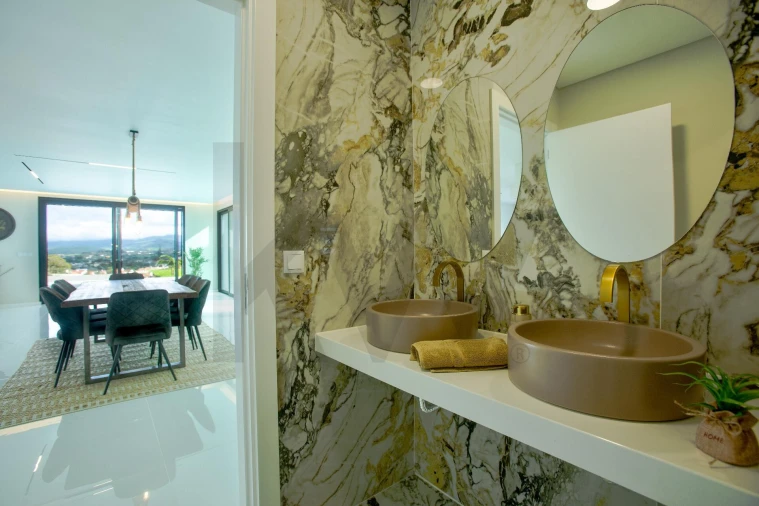 Moradia T4 para Venda em Pico da Pedra Foto 6