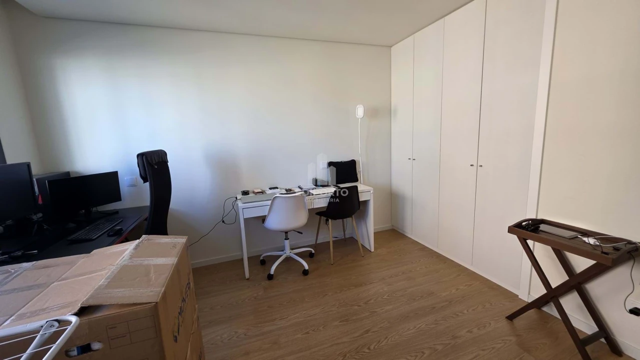 Apartamento T2 para Arrendamento em Santa Marinha Foto 17